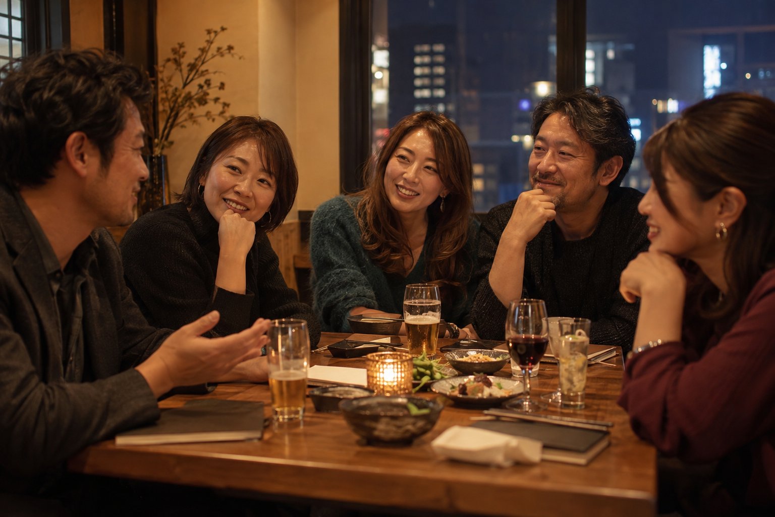 夜のレストランで、普段着の仲間が互いの話に耳を傾ける交流のイメージ